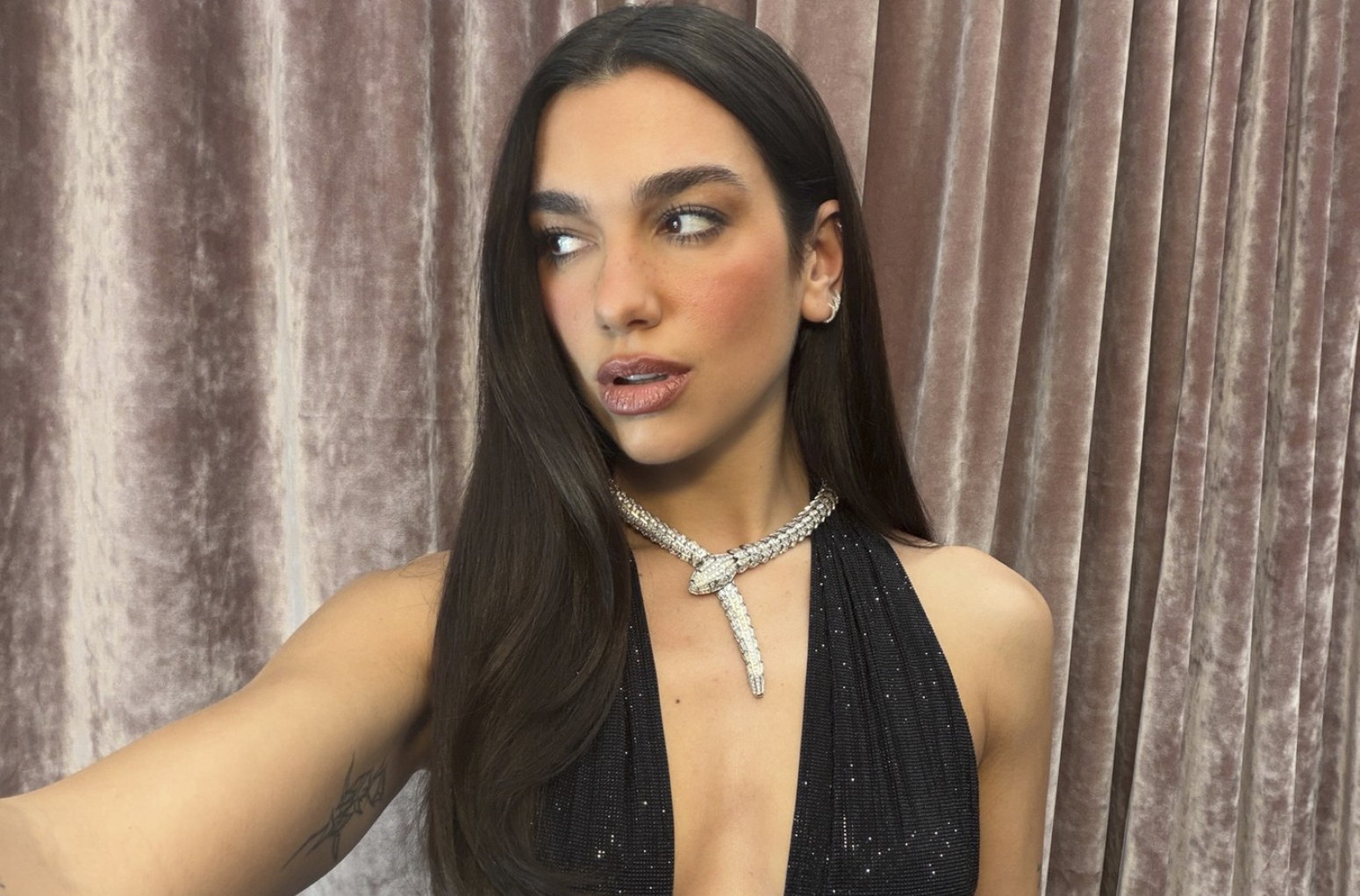 Promenila je tri izdanja za veče i svi se pitaju – može li seksepilnije od ovoga? FOTO/VIDEO