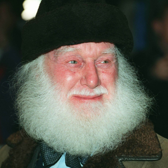 Oštećen grob zvezde "Mućki": Fanovi besni na vandale