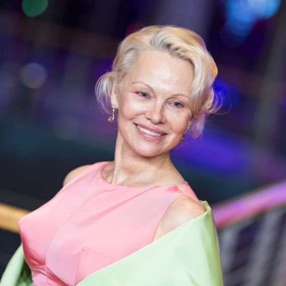 Uvek će biti seks-simbol: Pamela Anderson lepša nego ikad – njeno lice je savršenstvo VIDEO