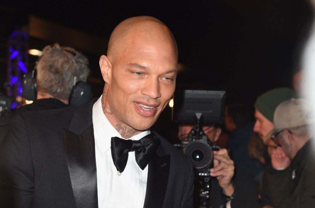 Najzgodniji robijaš se žali: Šalju mi gole slike i novac, ne znam šta da radim VIDEO