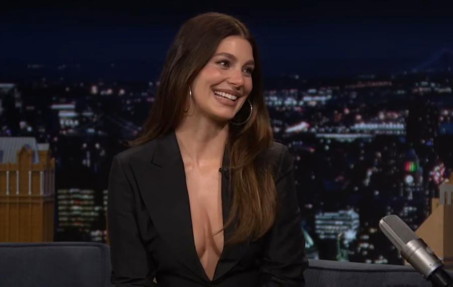 Dekolteom zapalila studio, ali i voditelja – ljudi mu pišu da pazi gde gleda FOTO/VIDEO