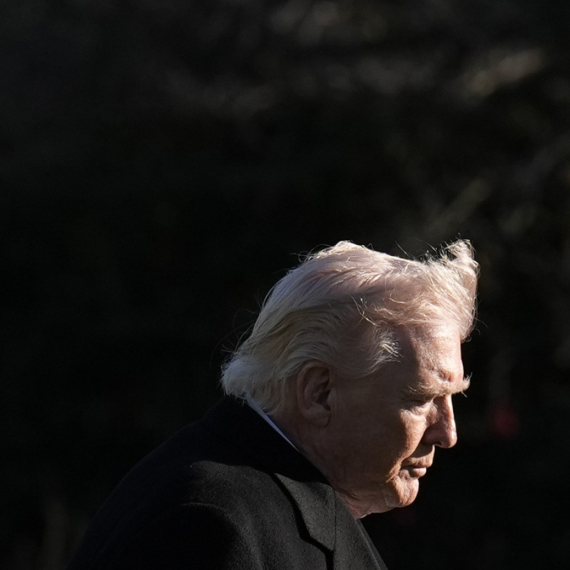 Kruži novi snimak Trampa; Trza glavom, prevrće očima; Svi se opet pitaju šta se dešava? VIDEO