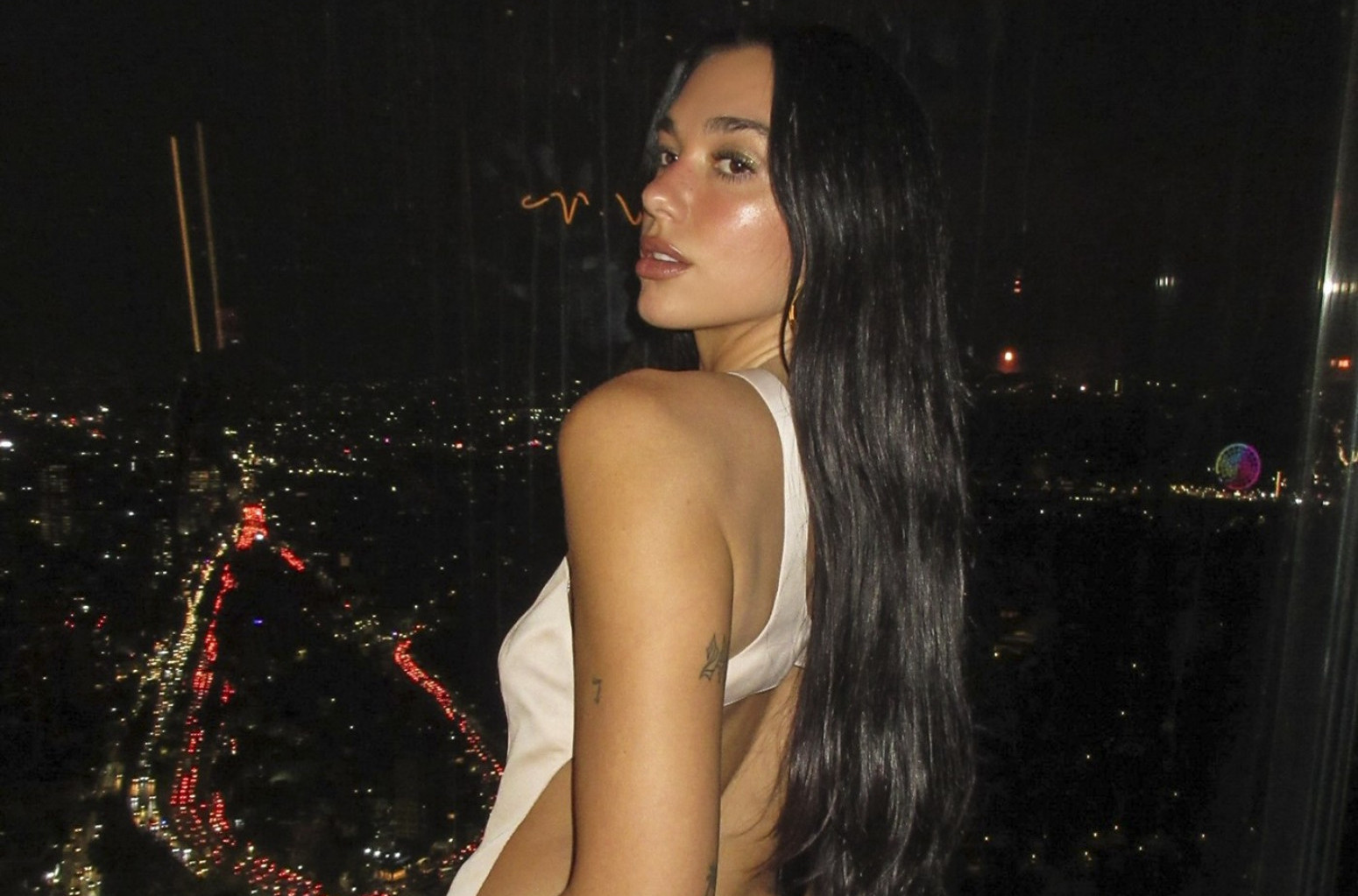 Desetka za smelost: Nije bomba samo u bikiniju, ovakve haljine joj najlepše stoje VIDEO