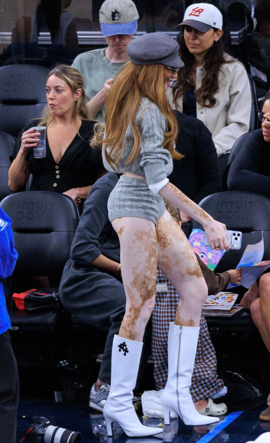 Provokativna manekenka ne bira mesto: Otišla da bodri košarkaše, pa pokazala zadnjicu FOTO