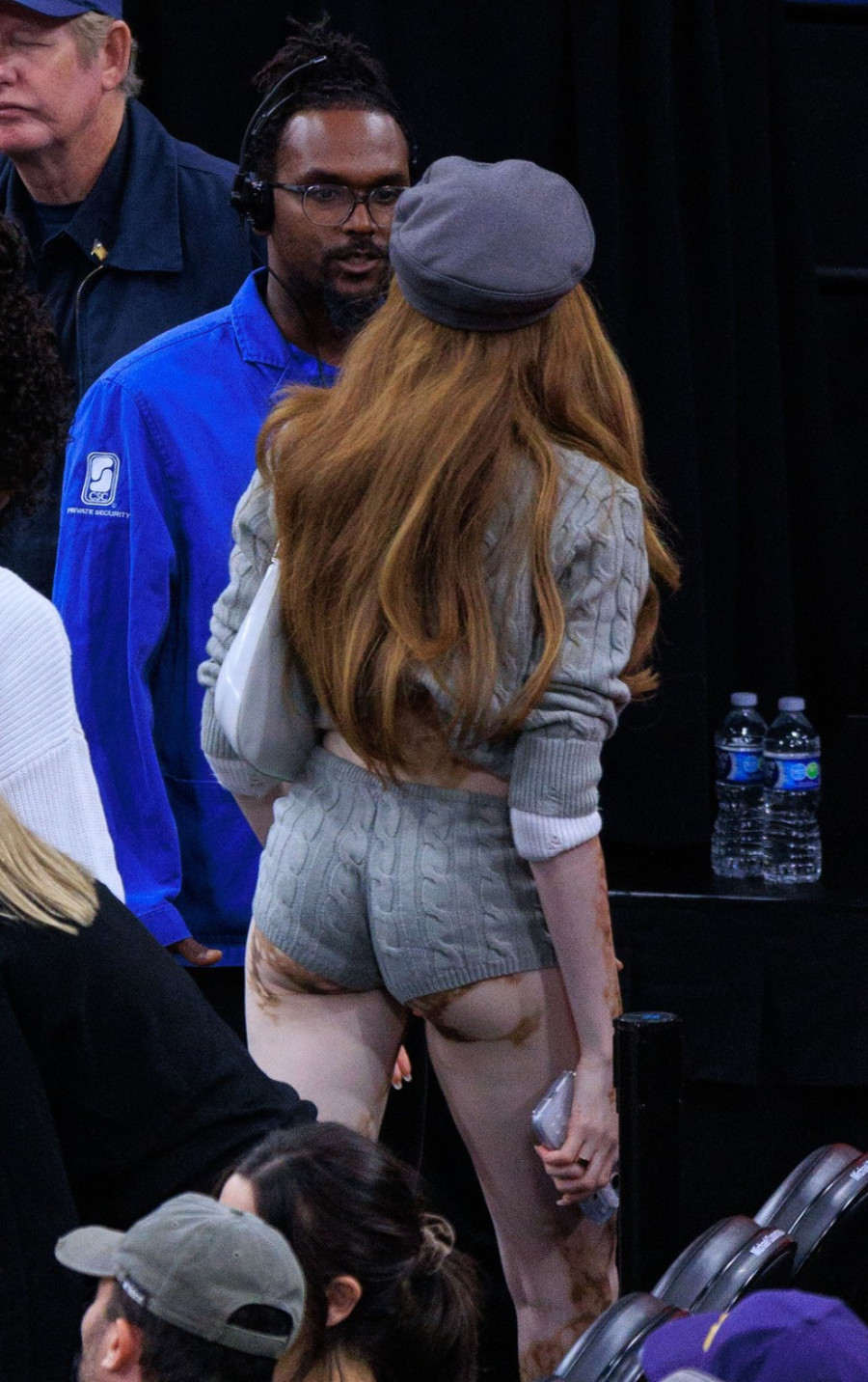 Provokativna manekenka ne bira mesto: Otišla da bodri košarkaše, pa pokazala zadnjicu FOTO