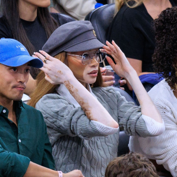 Provokativna manekenka ne bira mesto: Otišla da bodri košarkaše, pa pokazala zadnjicu FOTO