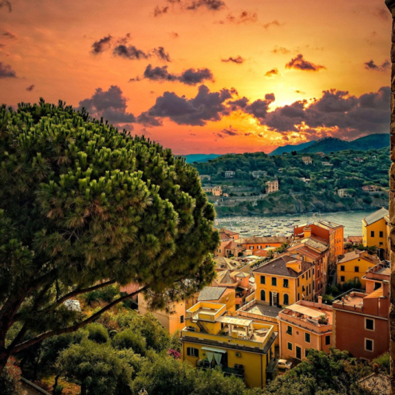 Turisti odlepili za italijanskim "gradom sa dva mora": Skriveni dragulj oduzima dah VIDEO