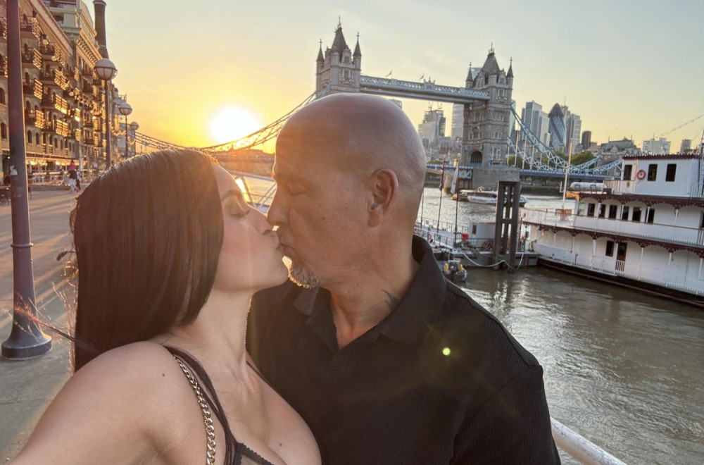 Uprkos kritikama, ova žena je rekla da muškarcu koji može otac da joj bude FOTO