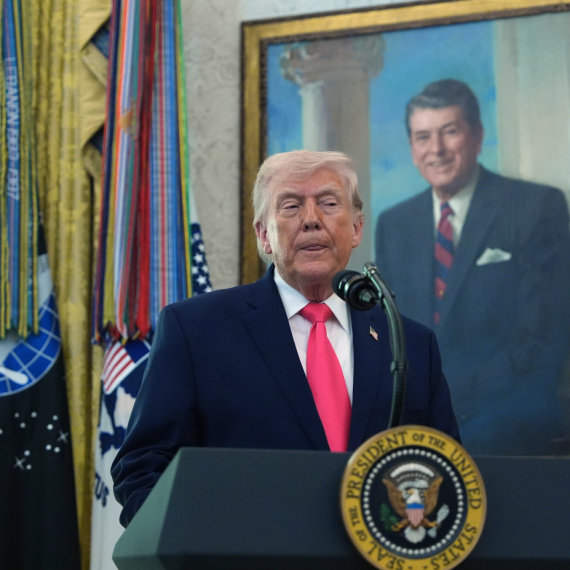 Kruži novi snimak Trampa; Trza glavom, prevrće očima; Svi se opet pitaju šta se dešava? VIDEO