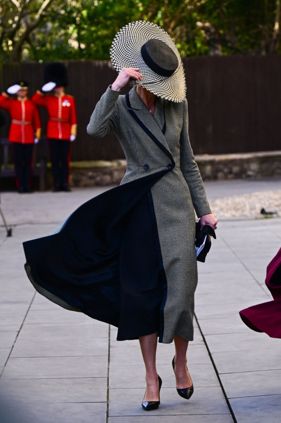 Ni vetar, a ni kiša ne mogu da je spreče da bude najlepša: Kejt Midlton iznenadila modnim izdanjem FOTO