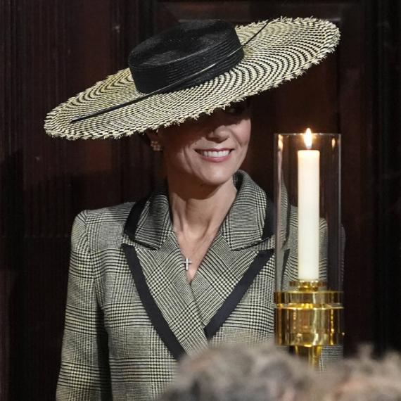 Ni vetar, a ni kiša ne mogu da je spreče da bude najlepša: Kejt Midlton iznenadila modnim izdanjem FOTO