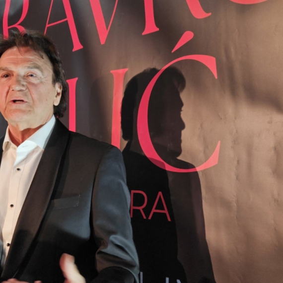 Poruka iz Meksika hit na Čolinom koncertu u Sarajevu: Transparent postao viralan FOTO