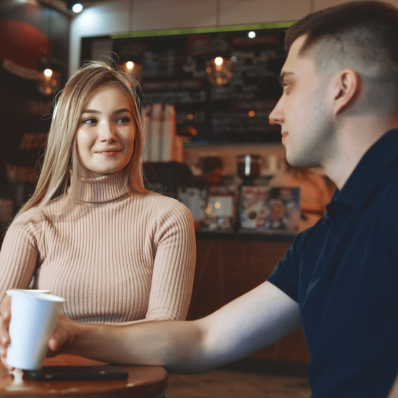 "Stack dating" je novi ljubavni trend generacije Z – i mnogima se ne dopada