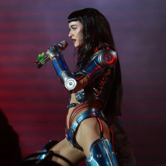 Pevačica i bivši premijer se ne odvajaju jedno od drugog: Razlika u godinama im nije problem FOTO