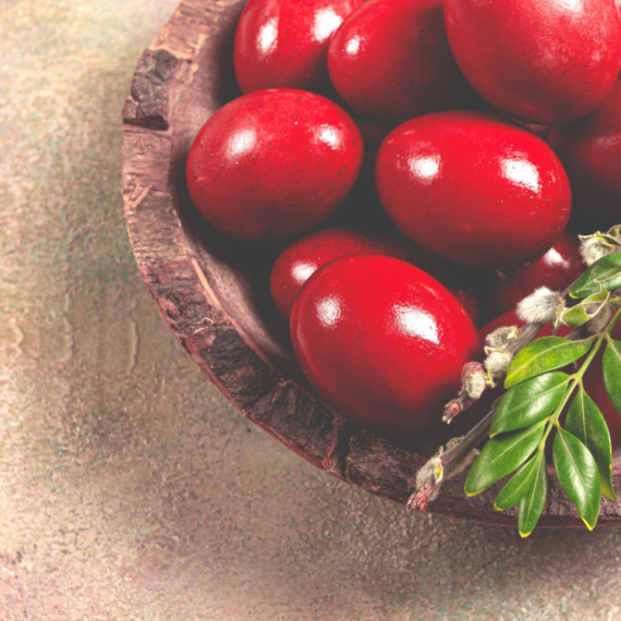 Ruskinje uvek imaju najlepša crvena jaja: Evo šta dodaju u šerpu za sjajnu boju