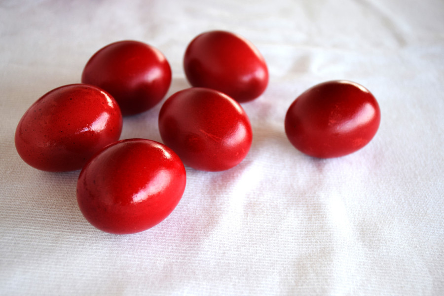 Ruskinje uvek imaju najlepša crvena jaja: Evo šta dodaju u šerpu za sjajnu boju