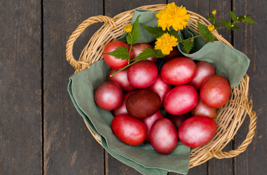Ruskinje uvek imaju najlepša crvena jaja: Evo šta dodaju u šerpu za sjajnu boju