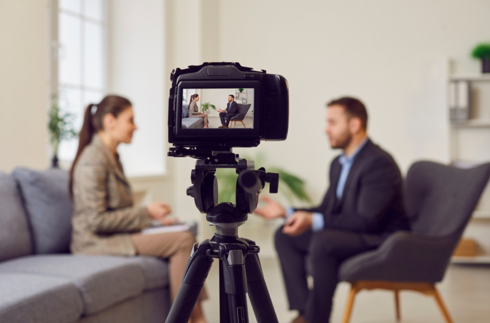 Voditeljka iz BiH postala je prava senzacija: Pogledajte šta je nosila uživo u programu FOTO