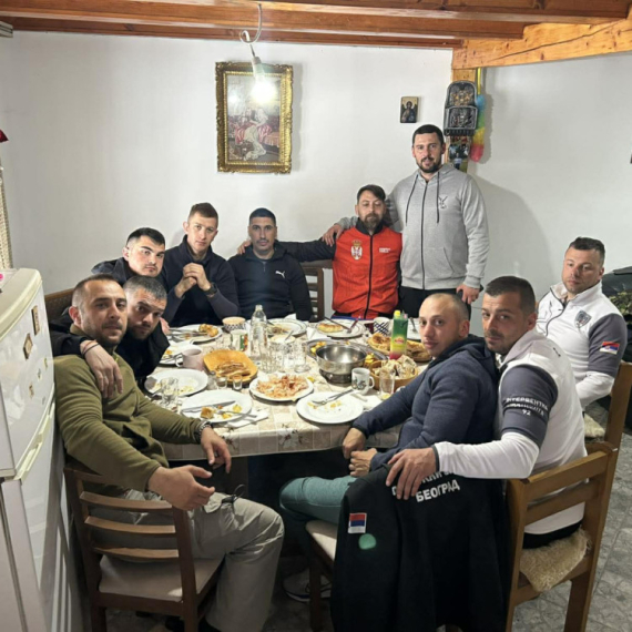 Bratski dočekani na Žabljaku: Srpski hodočasnici prešli crnogorsku granicu, prate ih surovi vremenski uslovi