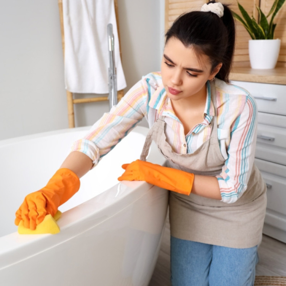 Rešite se dosadnih žutih fleka na kadi uz pomoć ove dve namirnice