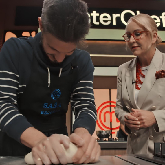 "Saša, vi pričate sa testom?" On ima posebnu caku kako da mu burek ispadne što bolji