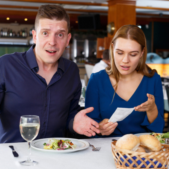 Gost u restoranu dobio uznemirujuću poruku na dnu računa: "Ovo su mračne teme" FOTO