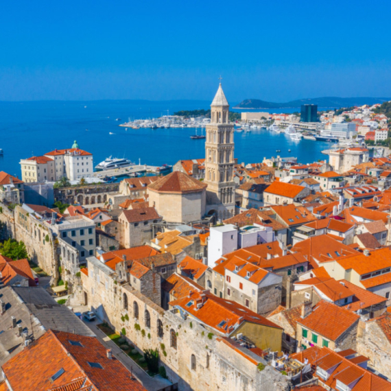 Znak pred katedralom u Splitu zbunio turistkinju; Hrvati se odmah digli na noge VIDEO