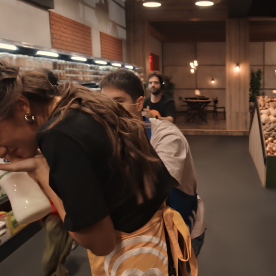 Au, kakav sudar! Jovana se držala za lice! Trčali po namirnice pa uleteli u "mrtav ugao"