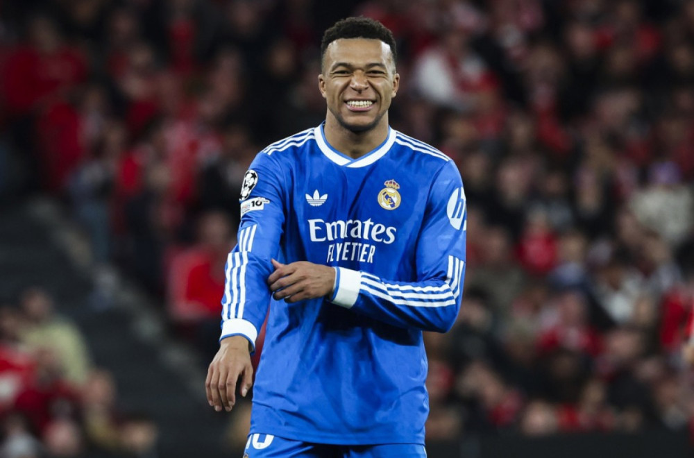 Ljubi lepu glumicu pred svima: Jedan od najboljih fudbalera konačno ima devojku? FOTO