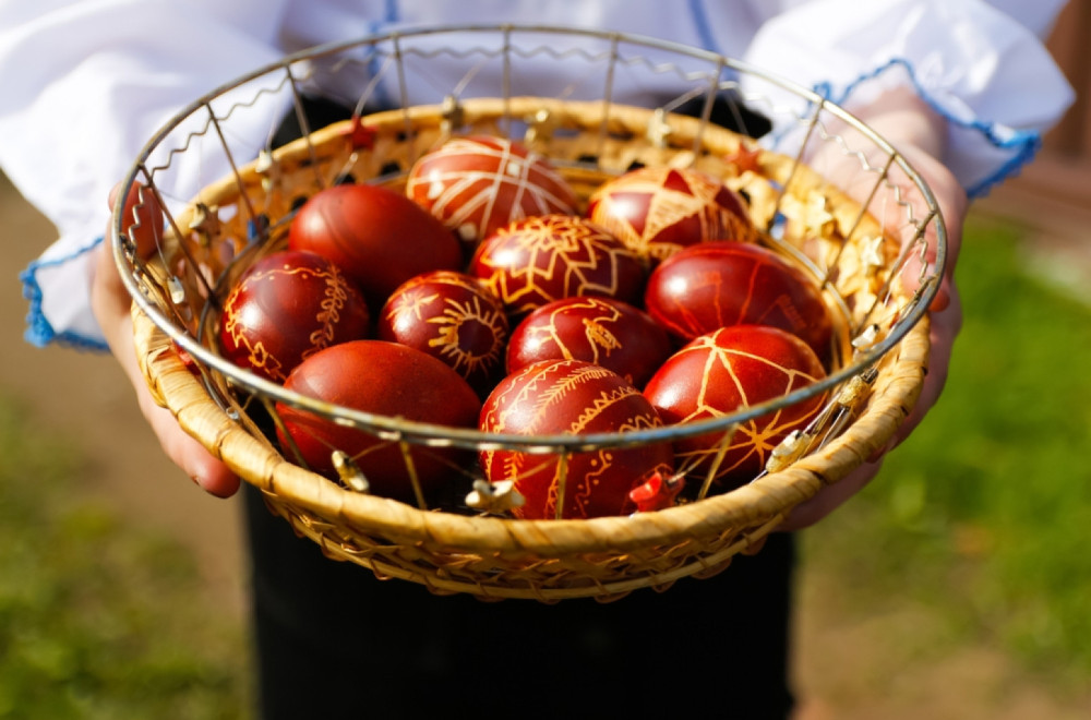 Farbanje jaja u lukovini je i dalje neprevaziđeno: Dodajte ovu biljku za vatreno crvenu boju