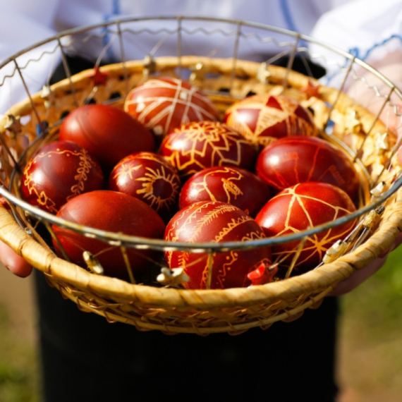 Farbanje jaja u lukovini je i dalje neprevaziđeno: Dodajte ovu biljku za vatreno crvenu boju