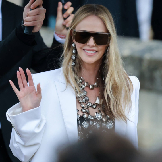 Fatalna plavuša raspametila vrelim kadrovima u bikiniju: "Boginja se budi" FOTO