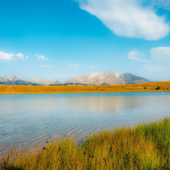 Jezero u kojem spava crveni krilati konj? Lepota i legenda o nastanku ostavljaju bez daha FOTO