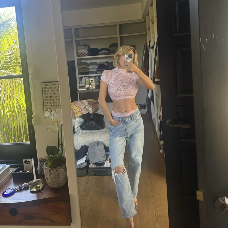 Bujne grudi na izvol