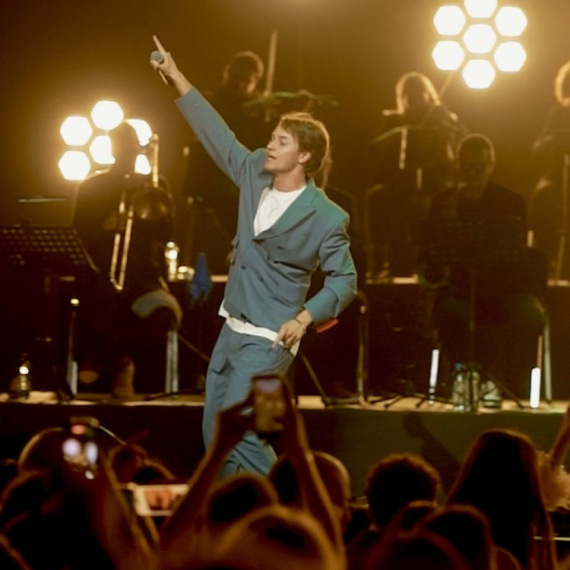 Jakov Jozinović se slomio na koncertu u Skoplju: Suza suzu stiže, snimak postao viralan VIDEO