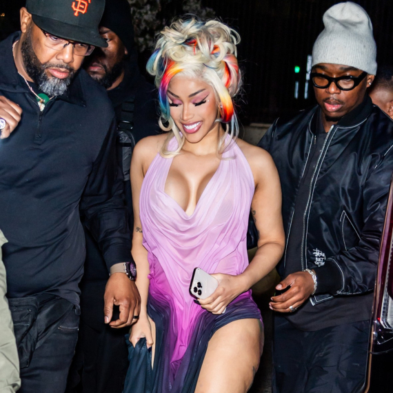 Kakva transformacija: Drastično je promenila imidž, pa pokazala bujne grudi FOTO