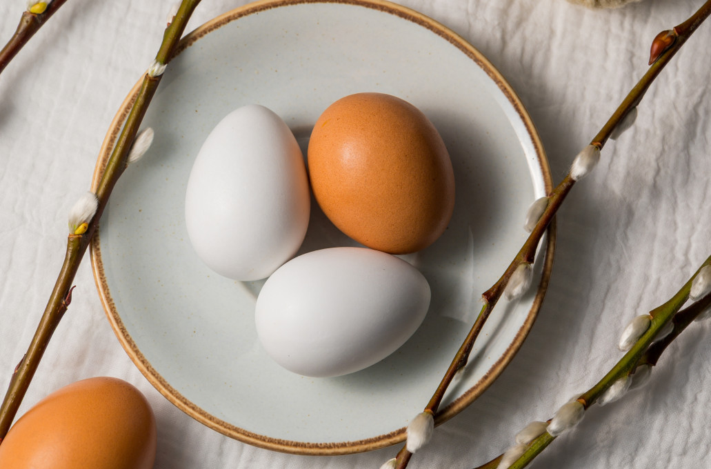Kako da izbelite jaja da budu bela kao sneg, bez sirćeta i bez ribanja