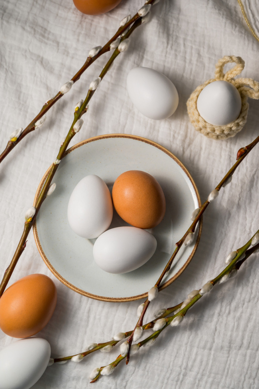 Za jaja bela kao sneg: Dodajte samo ovaj sastojak u vodu da ih izbelite, boja se briše u sekundi