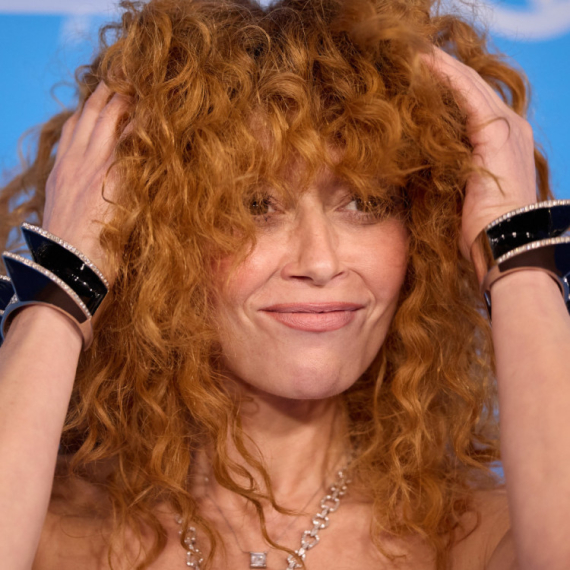 Zvezda "Euforije" izbačena iz aviona; Nije znala za sebe, a njena poruka iznenadila mnoge FOTO