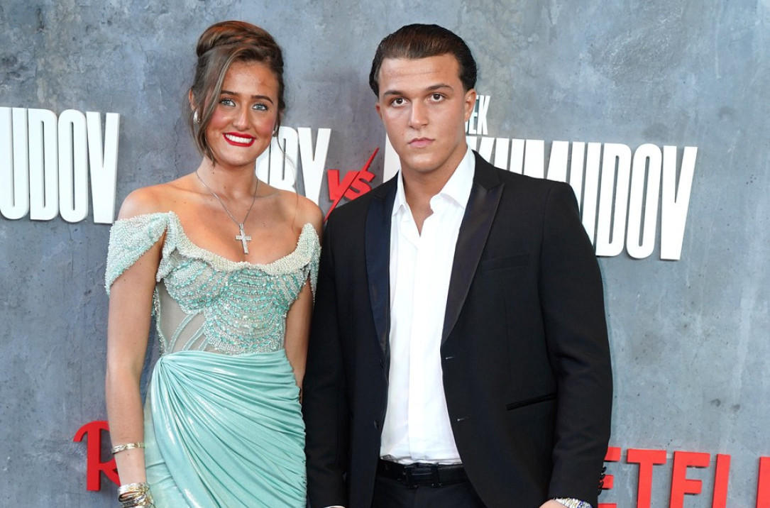 Ćerka Tajsona Fjurija prvi put u javnosti s verenikom: Ona 16, on 17 godina i staju na ludi kamen FOTO