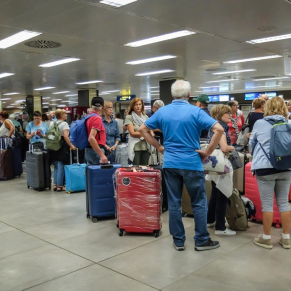 Haos zbog EES sistema: Ljudi povraćali u redovima, avion poleteo bez putnika VIDEO