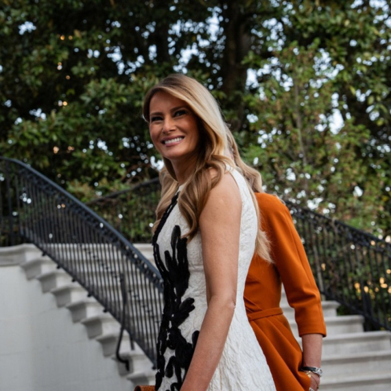 Melanija Tramp nepobediva u "modnim dvobojima": Svi gledaju u njenu haljinu FOTO