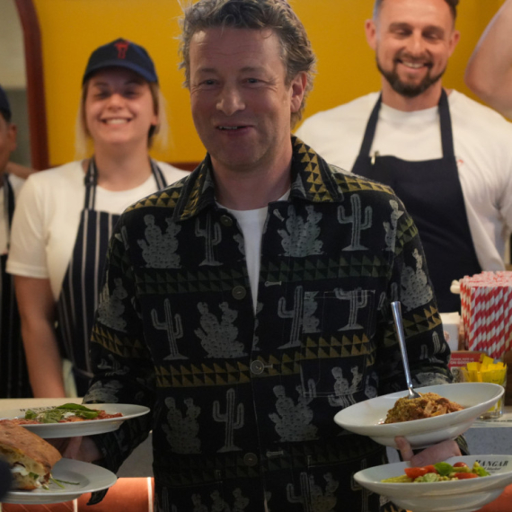 Džejmi Oliver došao u Beograd: Svetski kuvar iznenadio dolaskom na novobeogradsku pijacu FOTO