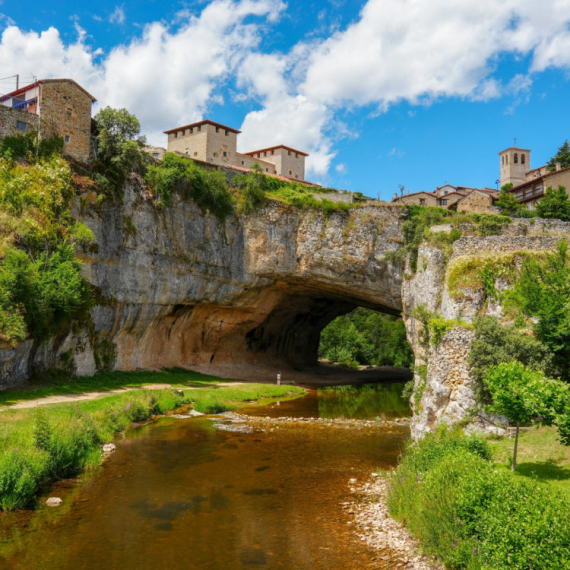 Selo nastalo na "Božjem mostu" oduzima dah: Turisti ga još uvek nisu otkrili FOTO