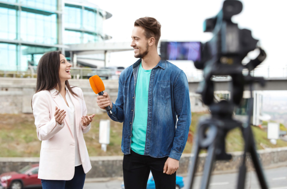 Reporter uživo u programu zaveo navijačicu, pa postao senzacija na mrežama FOTO/VIDEO