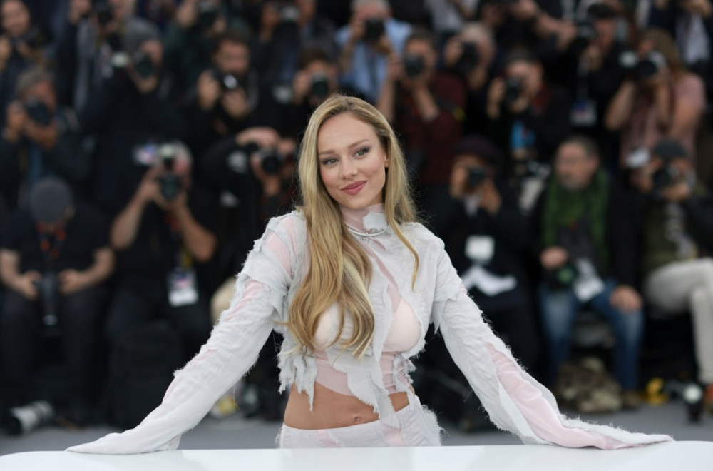 Raskošna lepotica uhvatila zgodnog fudbalera: Ponovo se priča o njenim oblinama FOTO