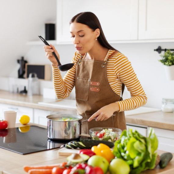 Kuvari otkrivaju: Kada treba da posolite jelo – na početku ili na kraju kuvanja?