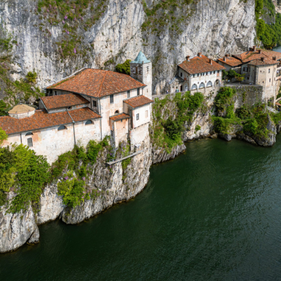 Mesto u Italiji na kojem se dramatično susreću priroda i ljudske sudbine: Skriveni kutak poznatog jezera FOTO