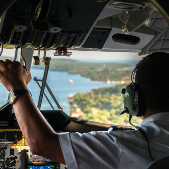 Skandal u vazduhu: Mjaukanje i lajanje šokirali kontrolu letenja VIDEO