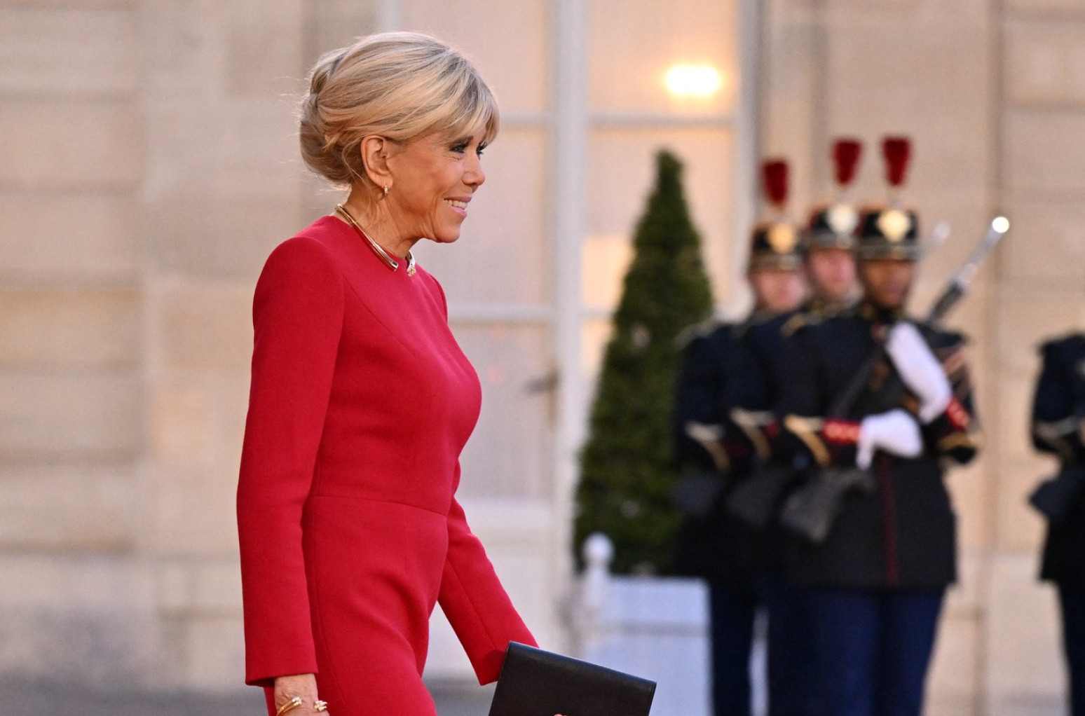 Brižit Makron u uskoj crvenoj haljini